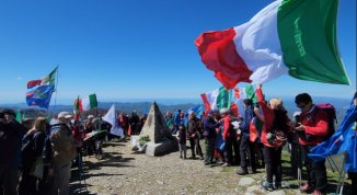 Escursione da Bavastrelli al Monte Antola con il Tricolore per il 25 Aprile