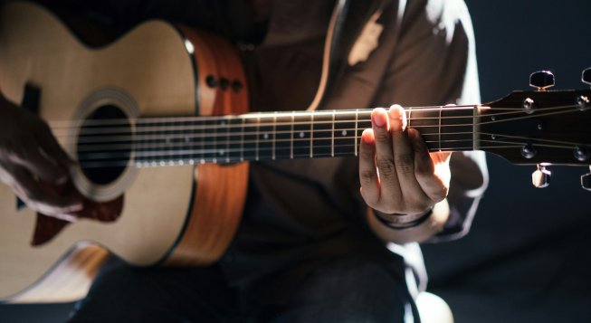 Chitarra © Gabriel Gurrola / Unsplash
