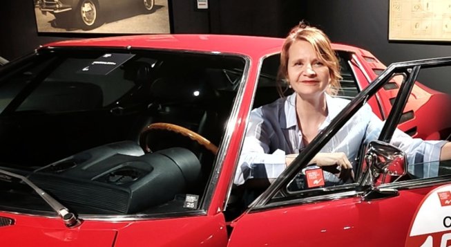Elisabetta Cozzi con la Alfa Romeo Montreal della collezione Museo Fratelli Cozzi © Museo Fratelli Cozzi