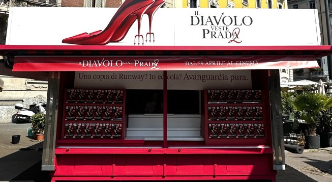 Il Diavolo veste Prada 2: edicola pop-up a Milano © 20th Century Studios﻿