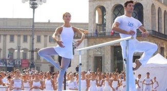 Roberto Bolle porta a Torino il Ballo in Bianco, la più grande lezione di danza in piazza