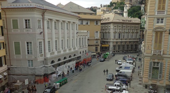 Piazza Fontane Marose © wikimedia/Superchilum