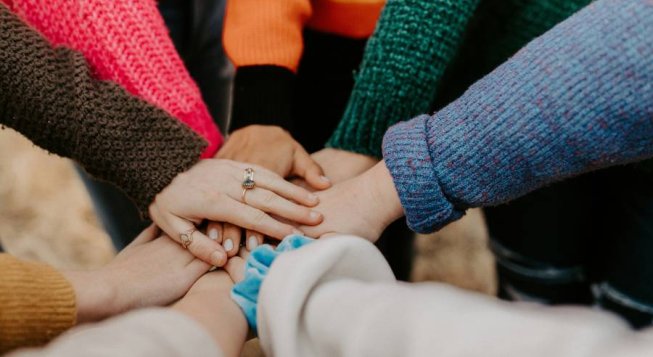 Volontariato © Hannah Busing/unsplash.com