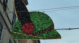 Genova, in piazza Colombo i cappelli illuminati degli alpini. Le foto