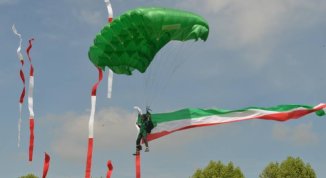Alpini, il lancio dei paracadutisti in corso Italia: orari e strade chiuse