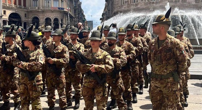 Alpini in piazza De Ferrari a Genova ©Paola Popa