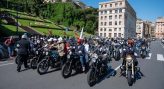 Gentiluomini e gentildonne in moto a Genova: sfilata vintage contro il cancro alla prostata