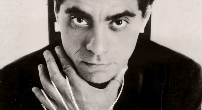 Mario Convertino con mano cyborg © Guido Harari
