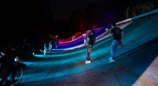 Pedala coi lupi 2026, pedalata notturna nel parco tra effetti luminosi, musiche e suoni