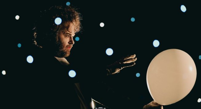 Flavio Albanese in L'universo è un materasso