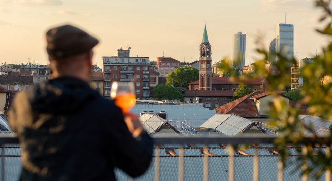 Riapre la terrazza di Base Milano: aperitivi e tramonti nel giardino sospeso sopra l’ex Ansaldo