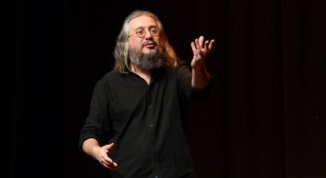 Roberto Mercadini in Dobbiamo un gallo ad Asclepio: monologo sull’origine della filosofia
