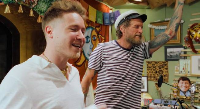 Alfa e Jovanotti, frame del video Buon Vento