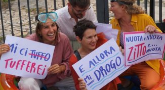 Flash mob per la riapertura della piscina Scarioni mantenendola pubblica