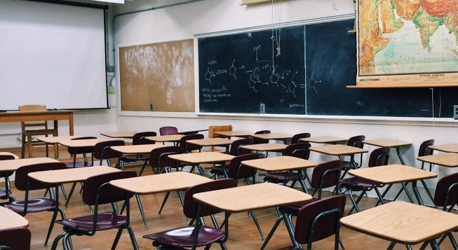 Aula scolastica ©WOKANDAPIX - Pixabay