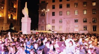 Ape in piazza con Montecarla e Tamati