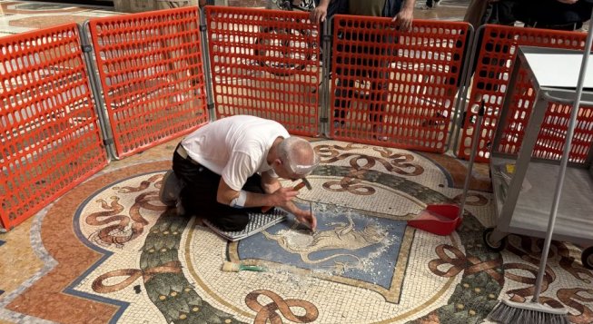 Restauro del Toro rampante in galleria Vittorio Emanuele II a Milano