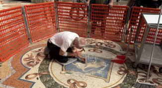 Consumati i testicoli del toro: il restauro del mosaico portafortuna in galleria a Milano