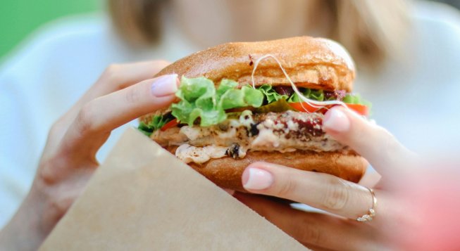 Hamburger © Anna Kumpan / Unsplash