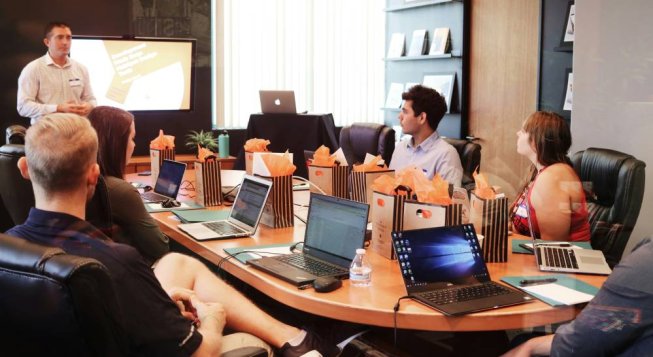 Il nuovo volto del mercato del lavoro a Milano: settori in crescita e competenze richieste