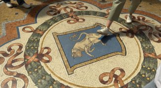 Toro in galleria a Milano, restauro finito: i testicoli sono tornati al loro posto