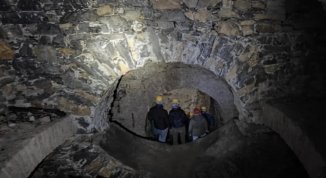 Si entra nel ventre cavo del Ponte Monumentale, visita guidata da un tombino al salone