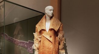 Hieroglam al Museo Egizio di Torino, moda e antico Egitto in una mostra immersiva