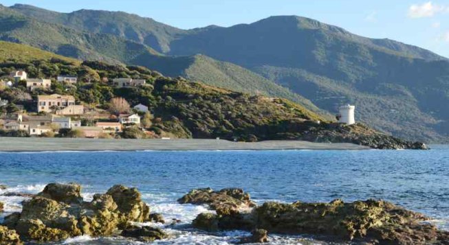 Corsica in traghetto: il mare che non sapevi di avere a portata di mano
