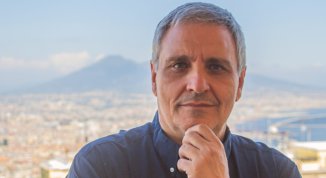 Maurizio De Giovanni presenta il suo nuovo libro Il tempo dell'orologiaio