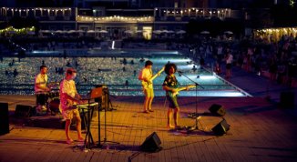 È tempo di Indie, festival musicale con concerti a bordo piscina