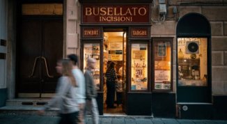 Botteghe storiche Genova: alla scoperta di Busellato, che dal 1896 realizza targhe, timbri e incisioni