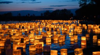 Water Lantern Festival, esperienza sensoriale con luci galleggianti al tramonto