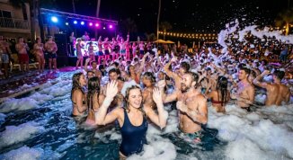 Serata Reggaeton ad Acquaworld con dj-set e schiuma party