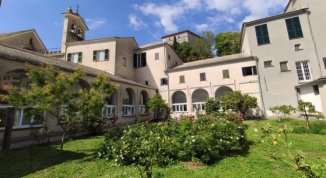 Visita guidata gratuita a chiesa di Sant'Anna, Antica Farmacia, roseto e presepe artistico