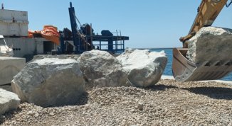 Frana a Capolungo, al via i lavori per realizzare la scogliera. Ecco quando finiscono