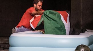 Sette bambine ebree: un'opera per Gaza, lo spettacolo che apre il cartellone del Teatro Filodrammatici di Milano