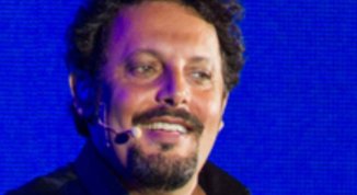 Enrico Brignano in scena al Teatro Carlo Felice con Bello di mamma