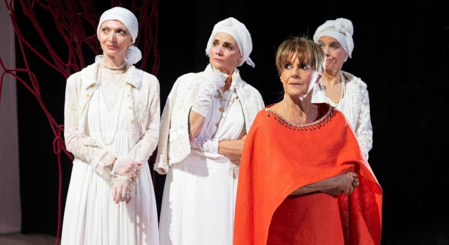 Lisistrata, spettacolo con Lella Costa e la regia di Serena Sinigaglia