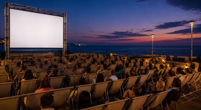Cinema all'aperto a Genova © ChatGPT per mentelocale.it