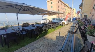 Genova, a Nervi una nuova area relax sul mare con tavoli, ombrelloni e sedie