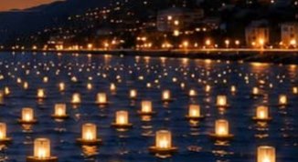 Lumini in mare a Cogoleto, una distesa di luce sotto le stelle