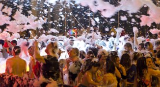 Summer Pool Party, festa in piscina con dj-set e schiuma party