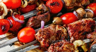 Festa del Gruppo Alpini di Carnago 2026 con stand gastronomici e serate danzanti