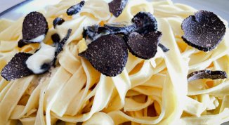 Fiera del Tartufo Nero 2026 a Roddino, con pranzo a tema, bancarelle ed eventi