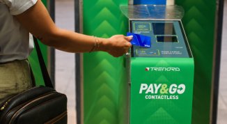 Trenord, ora il biglietto del treno si paga con carta di credito o smartphone: come funziona il servizio contactless Pay&Go