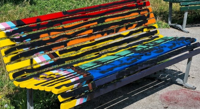 Panchina rainbow deturpata in piazza Schiavone a Milano