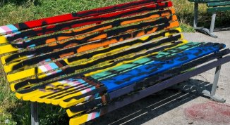 Ridipintura collettiva della panchina rainbow deturpata alla Bovisa