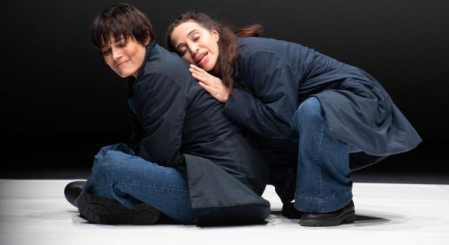 Valeria Solarino e Silvia Gallerano in Guarda le luci, amore mio