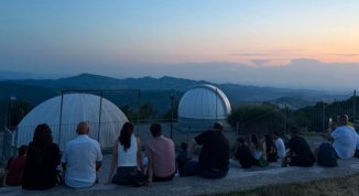 Agosto e le stelle cadenti: osservazioni guidate al cielo notturno con telescopi e planetario digitale