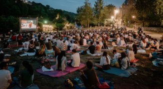 Il cinema nel prato: ad Imbarkino la proiezione del film Sbatti il mostro in prima pagina